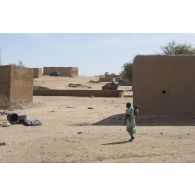Des véhicules blindés légers (VBL) du sous-groupement Vert patrouillent dans les rues de Tin Hama, au Mali.