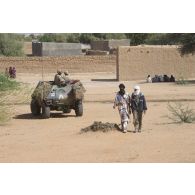 Un véhicule blindé léger (VBL) du sous-groupement Vert patrouille dans les rues de Tin Hama, au Mali.