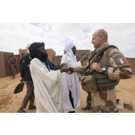 Le colonel Régis Anthonioz du 12e régiment de cuirassiers (RC) rencontre les autorités locales de la commune de Tin Hama, au Mali.