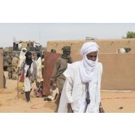 Des soldats discutent avec les autorités locales de Tin Hama, au Mali.