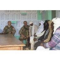 Le colonel Régis Anthonioz du 12e régiment de cuirassiers (RC) rencontre les autorités locales de la commune de Tin Hama, au Mali.