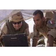 Le colonel Régis Anthonioz du 12e régiment de cuirassiers (RC) se coordonne avec un de ses chefs de détachement dans la région d'Ansongo, au Mali.
