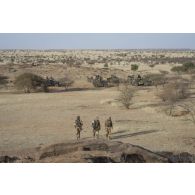 Le colonel Régis Anthonioz du 12e régiment de cuirassiers (RC) se coordonne avec le commandant d'unité du 1er régiment étranger de cavalerie (REC) dans la région d'Ansongo, au Mali.