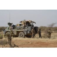 Des soldats de la section d'aide à l'engagement débarqué (SAED) du régiment de marche du Tchad (RMT) assurent la protection rapprochée du chef de corps dans la région d'Ansongo, au Mali.