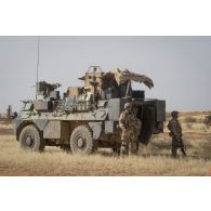 Des soldats de la section d'aide à l'engagement débarqué (SAED) du régiment de marche du Tchad (RMT) assurent la protection rapprochée du chef de corps dans la région d'Ansongo, au Mali.
