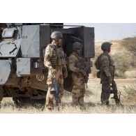 Des soldats de la section d'aide à l'engagement débarqué (SAED) du régiment de marche du Tchad (RMT) assurent la protection rapprochée du chef de corps dans la région d'Ansongo, au Mali.
