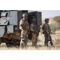 Des soldats de la section d'aide à l'engagement débarqué (SAED) du régiment de marche du Tchad (RMT) assurent la protection rapprochée du chef de corps dans la région d'Ansongo, au Mali.