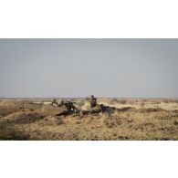 Des soldats de la section d'aide à l'engagement débarqué (SAED) du régiment de marche du Tchad (RMT) assurent la protection rapprochée du chef de corps dans la région d'Ansongo, au Mali.