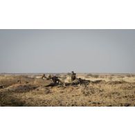 Des soldats de la section d'aide à l'engagement débarqué (SAED) du régiment de marche du Tchad (RMT) assurent la protection rapprochée du chef de corps dans la région d'Ansongo, au Mali.