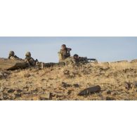 Des soldats de la section d'aide à l'engagement débarqué (SAED) du régiment de marche du Tchad (RMT) assurent la protection rapprochée du chef de corps dans la région d'Ansongo, au Mali.