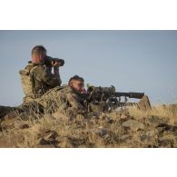 Des soldats de la section d'aide à l'engagement débarqué (SAED) du régiment de marche du Tchad (RMT) assurent la protection rapprochée du chef de corps dans la région d'Ansongo, au Mali.