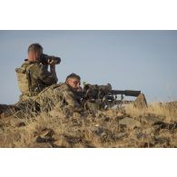 Des soldats de la section d'aide à l'engagement débarqué (SAED) du régiment de marche du Tchad (RMT) assurent la protection rapprochée du chef de corps dans la région d'Ansongo, au Mali.