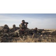 Des soldats de la section d'aide à l'engagement débarqué (SAED) du régiment de marche du Tchad (RMT) assurent la protection rapprochée du chef de corps dans la région d'Ansongo, au Mali.