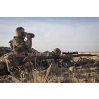 Des soldats de la section d'aide à l'engagement débarqué (SAED) du régiment de marche du Tchad (RMT) assurent la protection rapprochée du chef de corps dans la région d'Ansongo, au Mali.