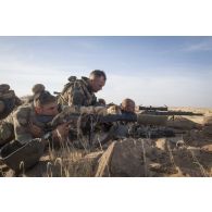 Des soldats de la section d'aide à l'engagement débarqué (SAED) du régiment de marche du Tchad (RMT) assurent la protection rapprochée du chef de corps dans la région d'Ansongo, au Mali.