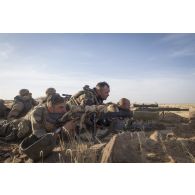 Des soldats de la section d'aide à l'engagement débarqué (SAED) du régiment de marche du Tchad (RMT) assurent la protection rapprochée du chef de corps dans la région d'Ansongo, au Mali.