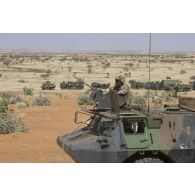 Un soldat sécurise le déploiement des véhicules en base opérationnelle avancée temporaire (BOAT) en trappe de son véhicule de l'avant blindé (VAB) dans la région d'Ansongo, au Mali.