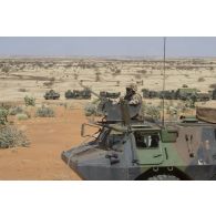 Un soldat sécurise le déploiement des véhicules en base opérationnelle avancée temporaire (BOAT) en trappe de son véhicule de l'avant blindé (VAB) dans la région d'Ansongo, au Mali.