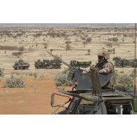 Un soldat sécurise le déploiement des véhicules en base opérationnelle avancée temporaire (BOAT) en trappe de son véhicule de l'avant blindé (VAB) dans la région d'Ansongo, au Mali.