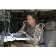 Un commandant d'unité de la section appui mortier (SAM) communique par la radio de son véhicule de l'avant blindé (VAB) de commandement dans la région d'Ansongo, au Mali.