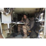 Un commandant d'unité de la section appui mortier (SAM) communique par la radio de son véhicule de l'avant blindé (VAB) de commandement dans la région d'Ansongo, au Mali.