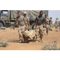 Des soldats montent la tente du poste de commandement tactique (PC TAC) sur une base opérationnelle avancée temporaire (BOAT) dans la région d'Ansongo, au Mali.