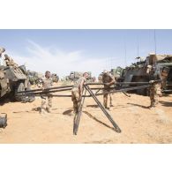 Des soldats montent la tente du poste de commandement tactique (PC TAC) sur une base opérationnelle avancée temporaire (BOAT) dans la région d'Ansongo, au Mali.