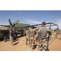Des soldats montent la tente du poste de commandement tactique (PC TAC) sur une base opérationnelle avancée temporaire (BOAT) dans la région d'Ansongo, au Mali.