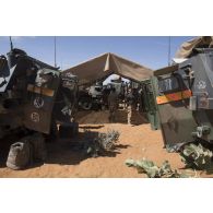 Des soldats montent la tente du poste de commandement tactique (PC TAC) sur une base opérationnelle avancée temporaire (BOAT) dans la région d'Ansongo, au Mali.