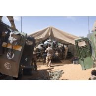 Des soldats installent les systèmes d'information et de communication (SIC) d'un poste de commandement tactique (PC TAC) dans la région d'Ansongo, au Mali.