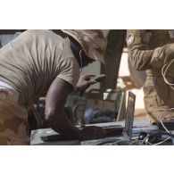 Des soldats installent les systèmes d'information et de communication (SIC) d'un poste de commandement tactique (PC TAC) dans la région d'Ansongo, au Mali.