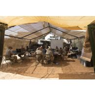 Des soldats travaillent au poste de commandement tactique (PC TAC) du train de combat de niveau 2 (TC-2) dans la région d'Ansongo, au Mali.