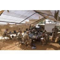 Des soldats travaillent au poste de commandement tactique (PC TAC) du train de combat de niveau 2 (TC-2) dans la région d'Ansongo, au Mali.