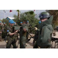 Essai d'une tenue de protection de démineur lors d'une présentation de matériel de la compagnie finlandaise aux forces françaises de la FCR (Force commander reserve) sur le camp de Dayr Kifa.