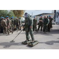 Essai d'une tenue de protection de démineur avec chaussures pneumatiques lors d'une présentation de matériel de la compagnie finlandaise aux forces françaises de la FCR (Force commander reserve) sur le camp de Dayr Kifa.