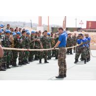 Challenge sportif Tug of War organisé par le détachement français de la FCR (Force commander reserve) au camp 9.1 de Dayr Kifa : l'arbitre français donne le coup d'envoi de l'épreuve de tir à la corde pour l'équipe malaisienne.