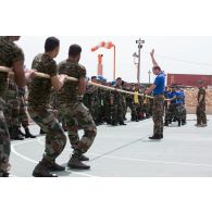 Challenge sportif Tug of War organisé par le détachement français de la FCR (Force commander reserve) au camp 9.1 de Dayr Kifa : l'équipe malaisienne (à droite) face à l'équipe indienne à l'épreuve du tir à la corde.