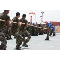 Challenge sportif Tug of War organisé par le détachement français de la FCR (Force commander reserve) au camp 9.1 de Dayr Kifa : l'équipe malaisienne (à droite) face à l'équipe indienne à l'épreuve du tir à la corde.