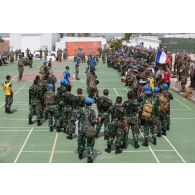 Challenge sportif Tug of War organisé par le détachement français de la FCR (Force commander reserve) au camp 9.1 de Dayr Kifa : l'équipe malaisienne face à l'équipe indienne à l'épreuve du tir à la corde.