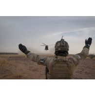 Un joint terminal attack controller (JTAC) guide le départ d'un hélicoptère Caïman NH-90 dans la région d'Ansongo, au Mali.