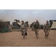 Le colonel Régis Anthonioz du 12e régiment de cuirassiers (RC) accompagne le général Bruno Guibert pour sa visite de la base opérationnelle avancée temporaire (BOAT) dans la région d'Ansongo, au Mali.