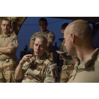 Le général Bruno Guibert participe à un point de situation aux côtés du colonel Régis Anthonioz du 12e régiment de cuirassiers (RC) dans la région d'Ansongo, au Mali.
