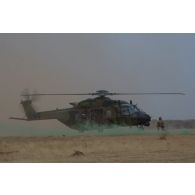Atterrissage d'un hélicoptère Caïman NH-90 dans la région d'Ansongo, au Mali.