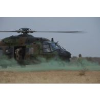 Atterrissage d'un hélicoptère Caïman NH-90 dans la région d'Ansongo, au Mali.