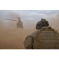 Un joint terminal attack controller (JTAC) guide le départ d'un hélicoptère Caïman NH-90 dans la région d'Ansongo, au Mali.