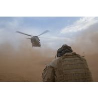 Un joint terminal attack controller (JTAC) guide le départ d'un hélicoptère Caïman NH-90 dans la région d'Ansongo, au Mali.