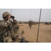 Un soldat du sous-groupement Vert surveille le périmètre à bord de son véhicule de l'avant blindé (VAB) dans la région d'Ansongo, au Mali.