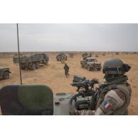 Le capitaine Klaus du 12e régiment de cuirassiers (RC) dirige le départ d'un convoi pour une mission dans la région d'Ansongo, au Mali.
