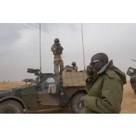 Le capitaine Klaus du 12e régiment de cuirassiers (RC) se coordonne avec son homologue malien pour le départ en convoi d'une mission dans la région d'Ansongo, au Mali.