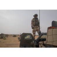 Le capitaine Klaus du 12e régiment de cuirassiers (RC) dirige le départ d'un convoi pour une mission dans la région d'Ansongo, au Mali.